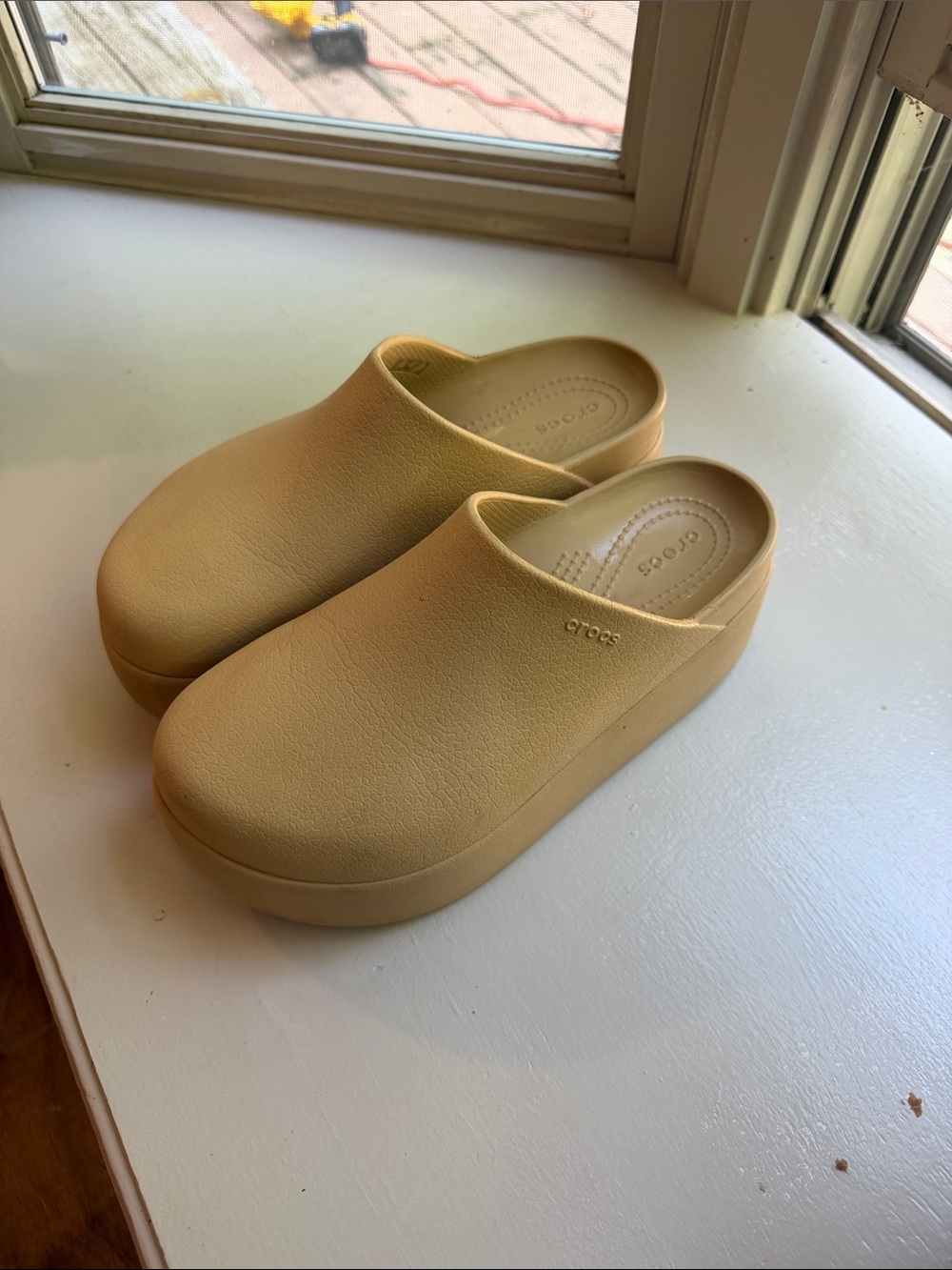 CROCS Platform Dylan clogs size 8, wheat tan